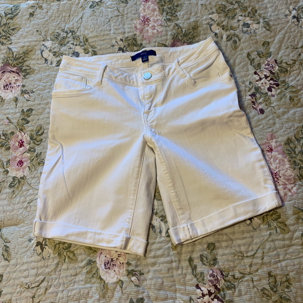 Ladies Brand Apt.9 Shorts Color White Size 6